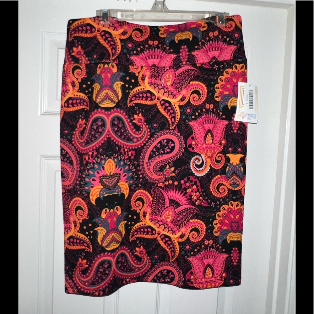 NWT Women Large LuLaRoe Skirt 34-36” Waist 24” Length Pink Purple Knee Length LR